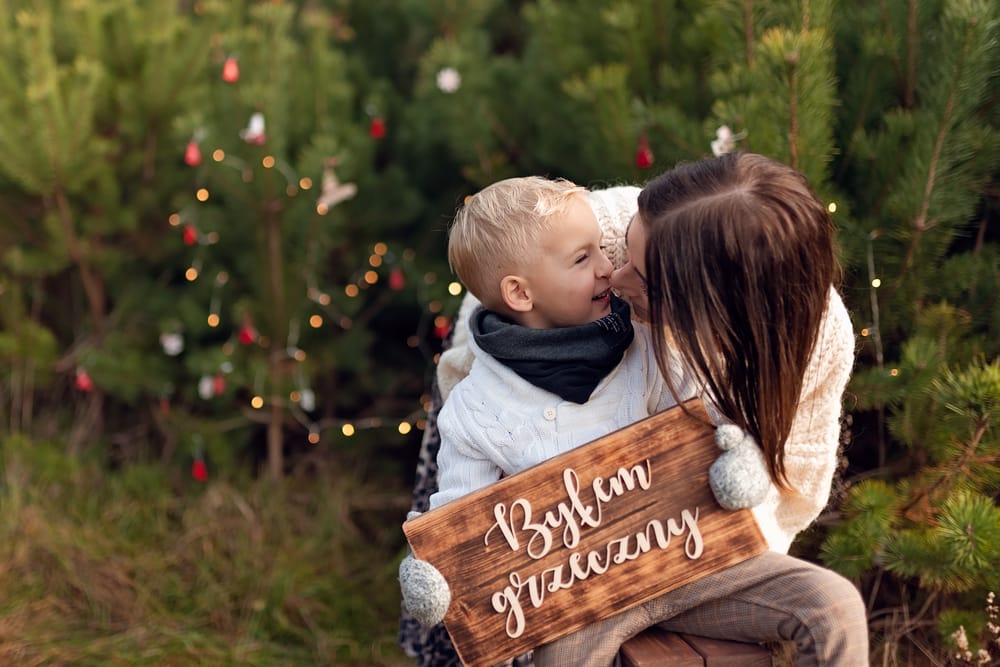 Sesja świąteczna w choinkach rodzina wśród choinek Gdynia