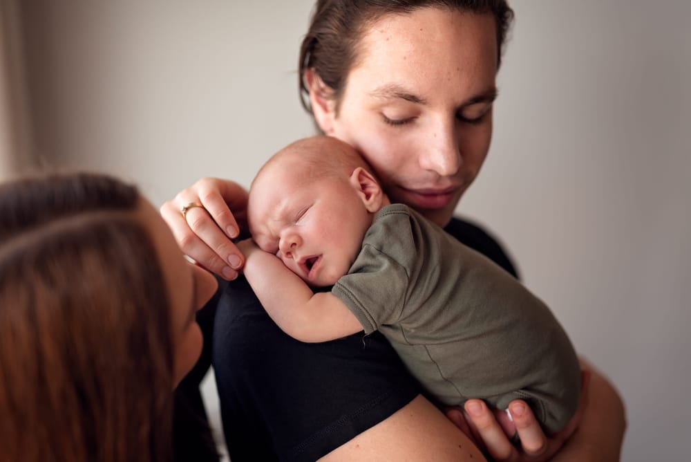 Sesja noworodkowa lifestyle noworodek z rodzicami w domu Trójmiasto