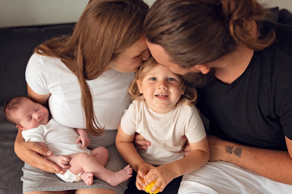 Domowa sesja noworodkowa naturalne światło w domu Trójmiasto