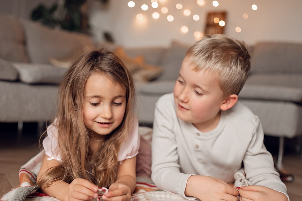 Domowa sesja świąteczna rodzina przy lampkach choinkowych Gdynia