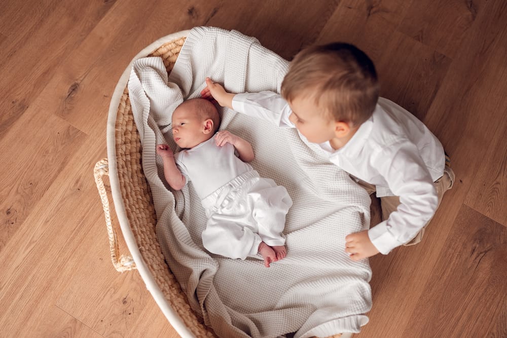 Rodzinna sesja noworodkowa rodzeństwo z noworodkiem Trójmiasto