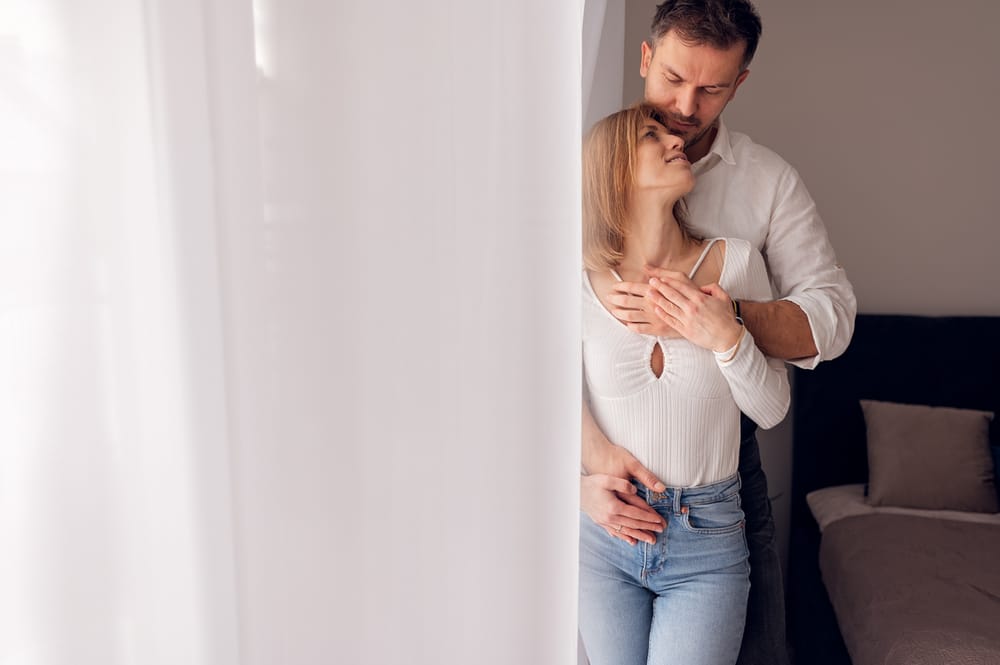 Sesja dla par w domu para przytula się na łóżku Gdańsk