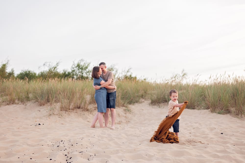 Sesja rodzinna nad morzem Gdańsk tata z synem na plaży