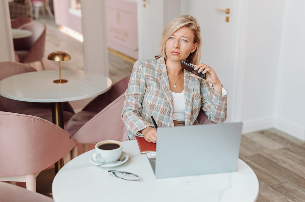 Profesjonalna sesja biznesowa w kawiarni Gdynia