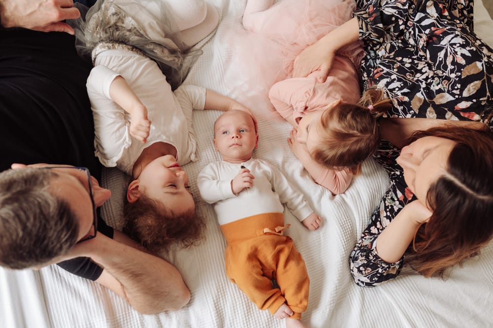 Sesja rodzinna w domu Gdańsk rodzina na łóżku