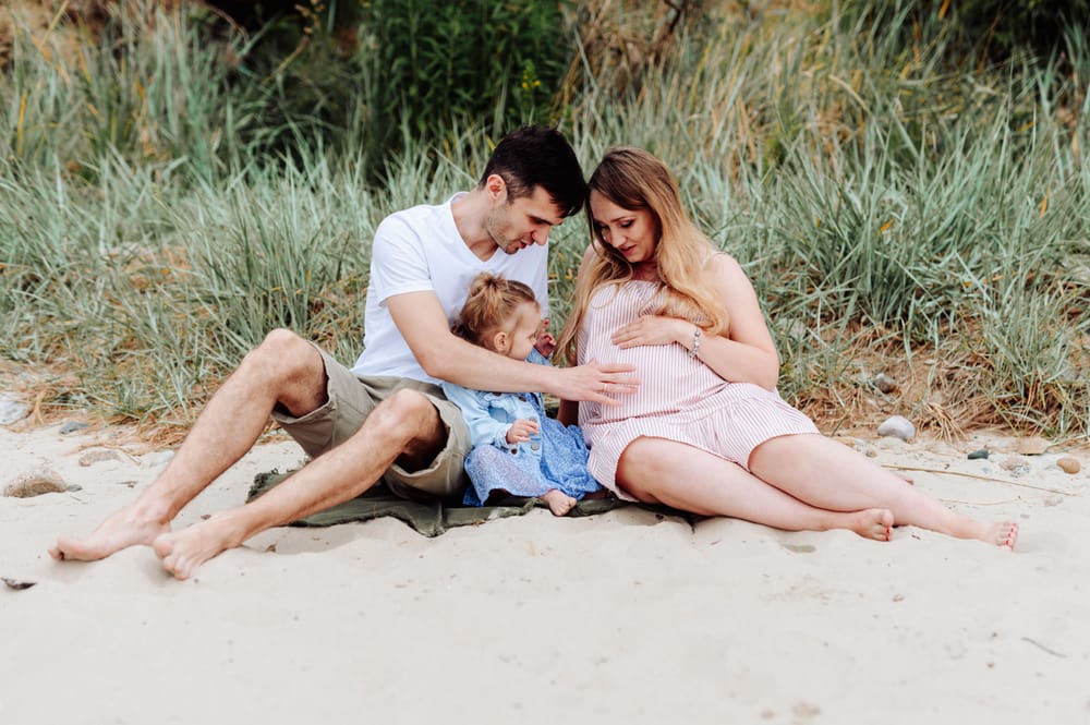 Sesja ciążowa ze starszym dzieckiem plaża Gdynia