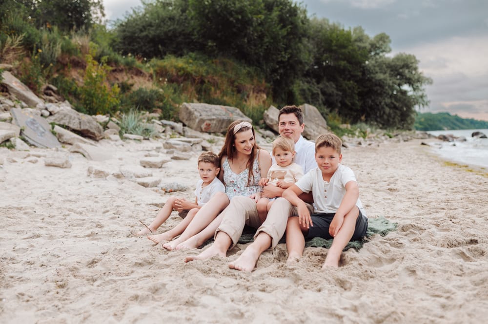 Stopy rodziny na plaży sesja ciążowa Gdynia