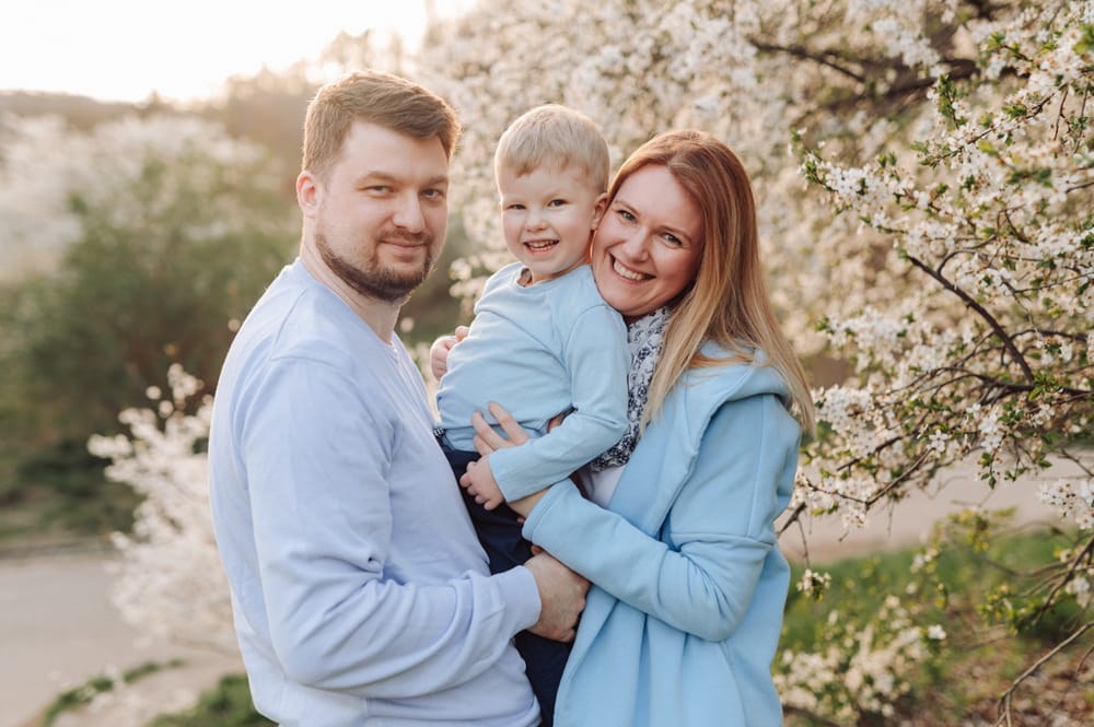 Wiosenna sesja rodzinna kwitnące drzewa zachód słońca Trójmiasto