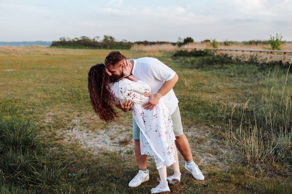 Sesja narzeczeńska na nadmorskiej łące Trójmiasto