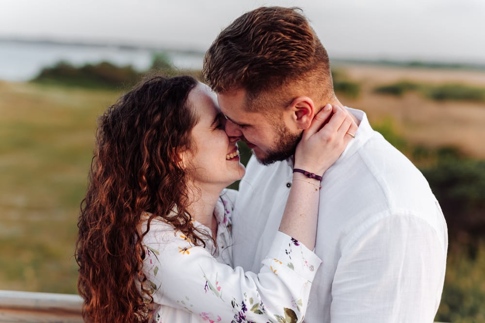 Narzeczeni całujący się na kładce w Rewie — sesja narzeczeńska Trójmiasto