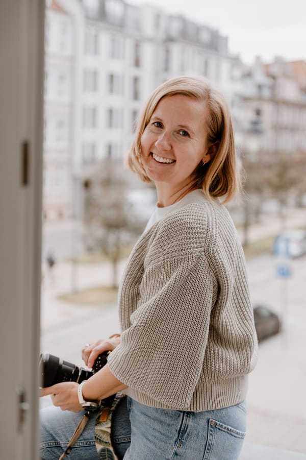 Natalia Kobylak fotografka rodzinna śmiejąca się w stronę aparatu — Gdynia