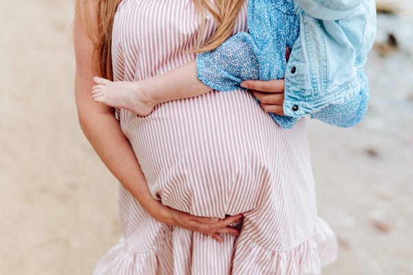 Sesja ciążowa nad morzem — dlaczego właśnie tu i jak się do niej przygotować