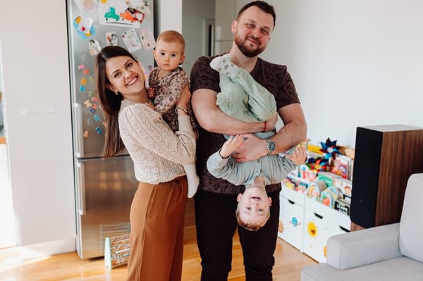 Rodzina z dwójką dzieci podczas sesji rodzinnej w domu w Sopocie — fotografia lifestyle