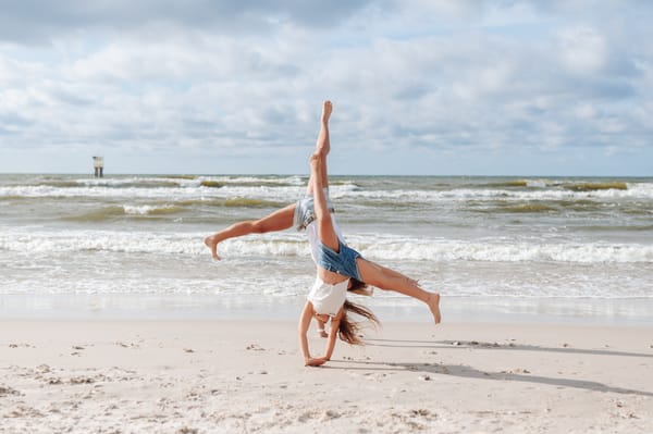 Mama i córka robiące gwiazdy na plaży podczas sesji rodzinnej — fotograf Trójmiasto