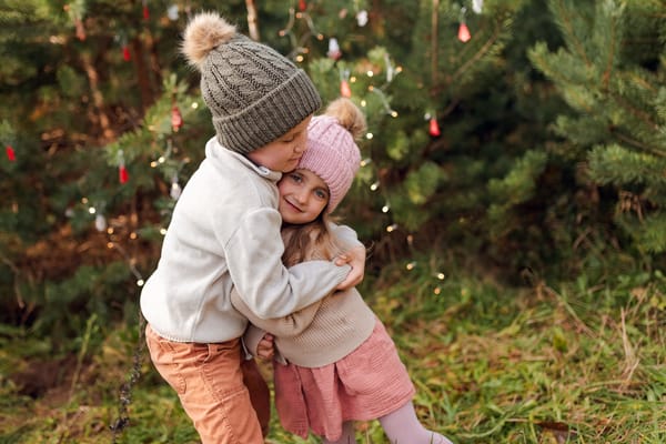 Świąteczna sesja w choinkach rodzina wśród świątecznych dekoracji