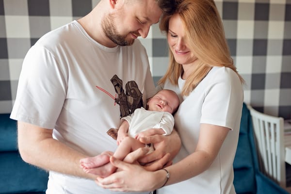Sesja noworodkowa w domu Sopot rodzice z noworodkiem