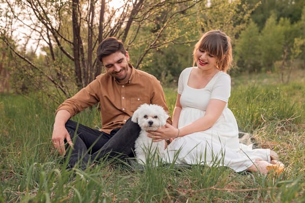 Sesja ciążowa wiosną kwitnące drzewka Gdynia