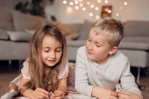 Domowa sesja świąteczna rodzina przy lampkach choinkowych Gdynia