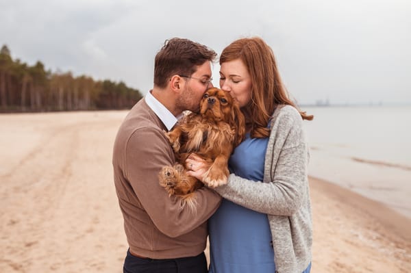 Sesja ciążowa z psem jesienna plaża Gdańsk