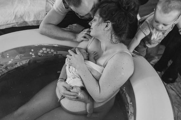 Narodziny w domu reportaż z porodu domowego noworodek Basia