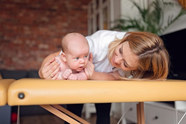 Sesja wizerunkowa fizjoterapeutki dziecięcej podczas pracy z pacjentem Gdynia