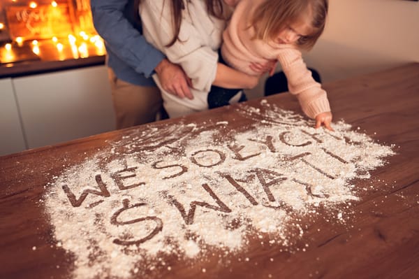 Domowa sesja świąteczna Trójmiasto rodzina przy choince