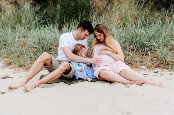 Sesja ciążowa ze starszym dzieckiem plaża Gdynia