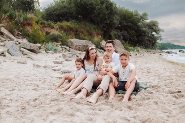 Stopy rodziny na plaży sesja ciążowa Gdynia