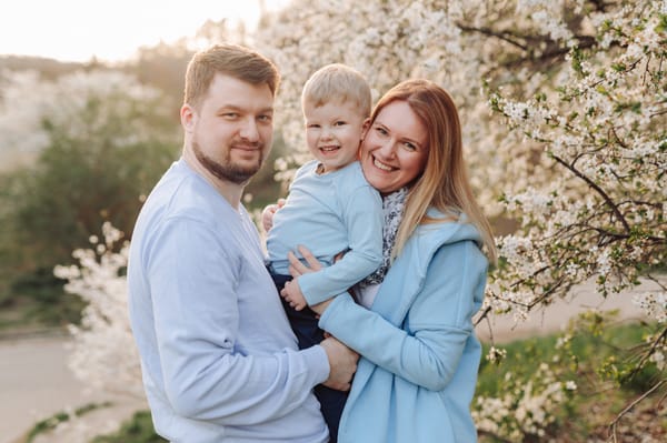 Wiosenna sesja rodzinna kwitnące drzewa zachód słońca Trójmiasto