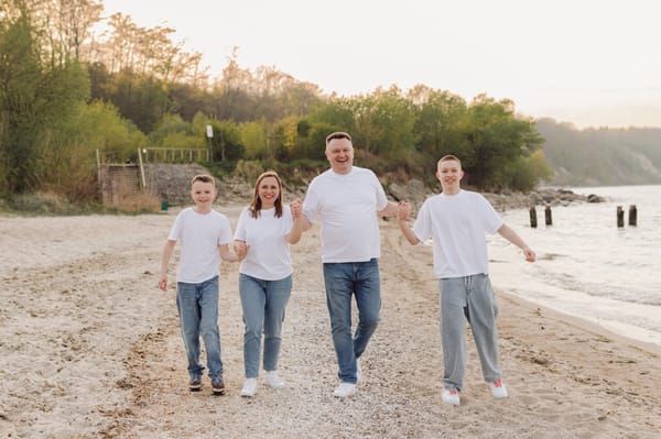 Sesja rodzinna z nastoletnimi dziećmi plaża Gdynia