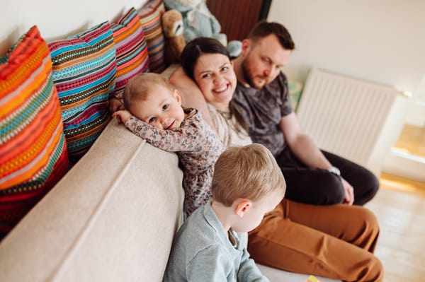 Sesja rodzinna w domu Sopot rodzina bawi się w salonie