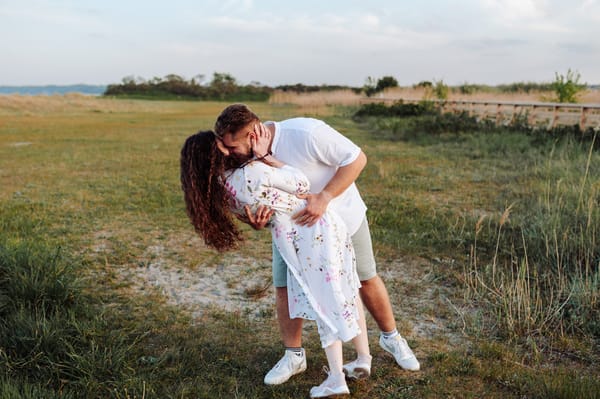 Sesja narzeczeńska na nadmorskiej łące Trójmiasto