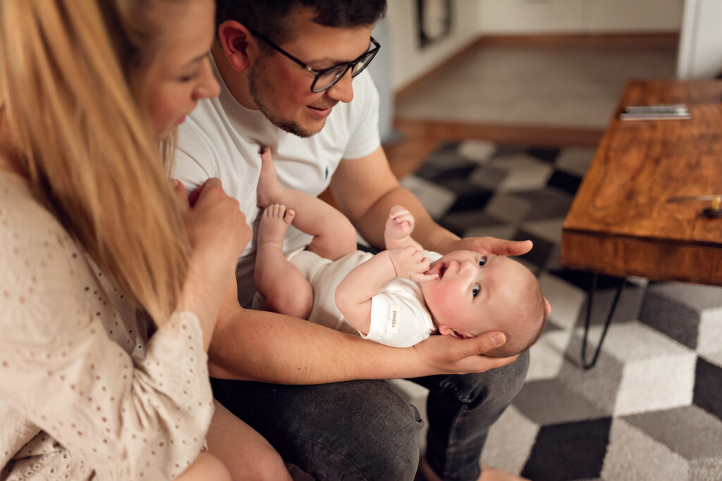 Rodzinny kadr pełen miłości wykonany w domowym zaciszu.