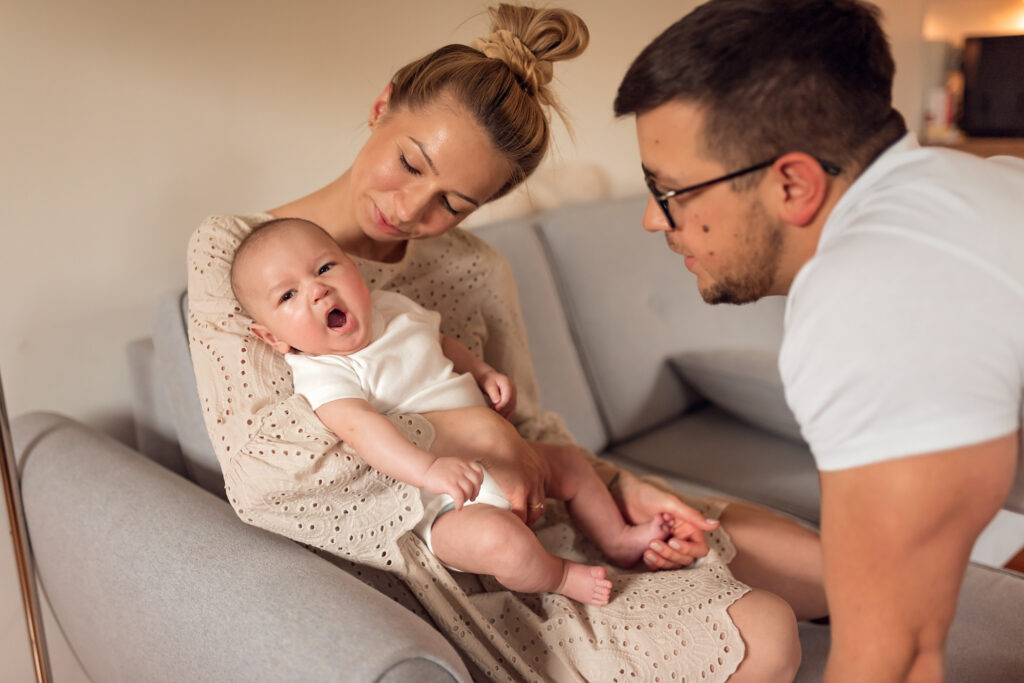 Ziewające niemowle w domowym zaciszu.
