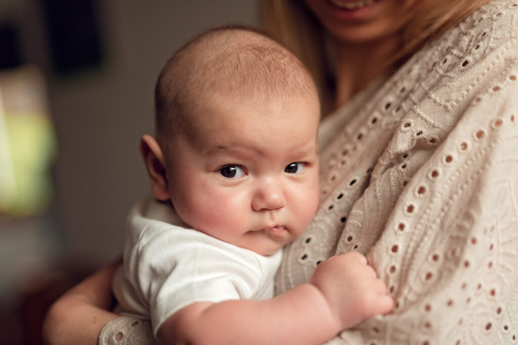 Portret niemowlaka w domowym zaciszu.