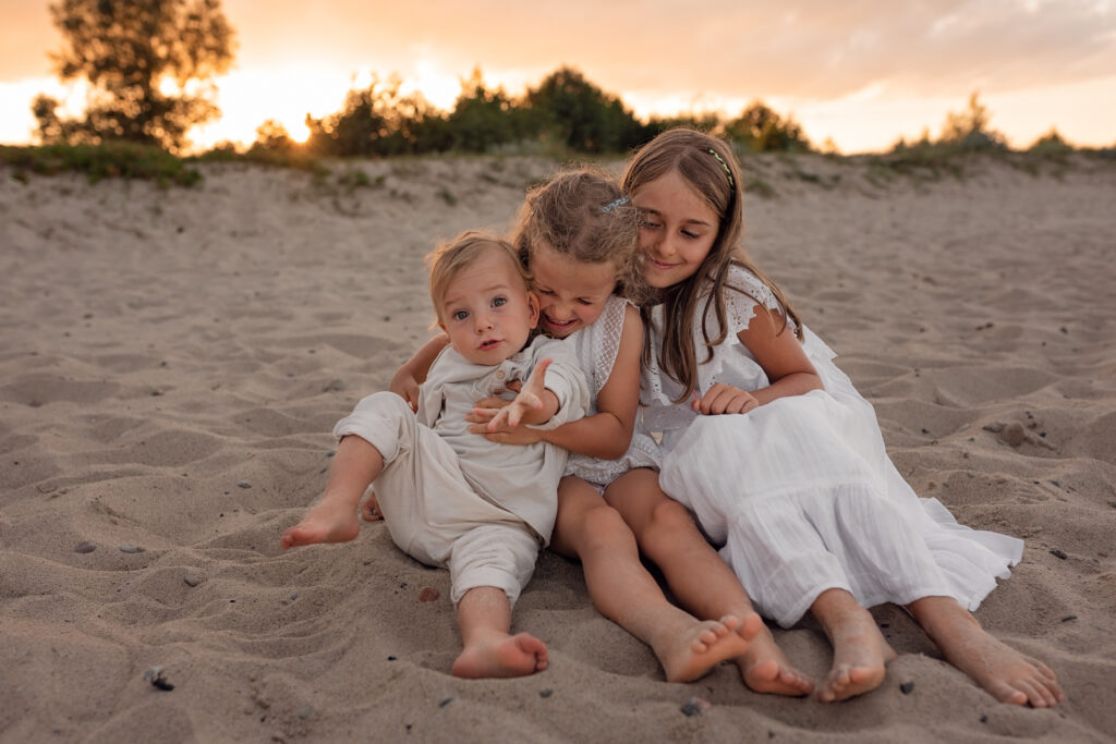 Naturalna nadmorska sesja rodzinna z trójką dzieci, Gdynia