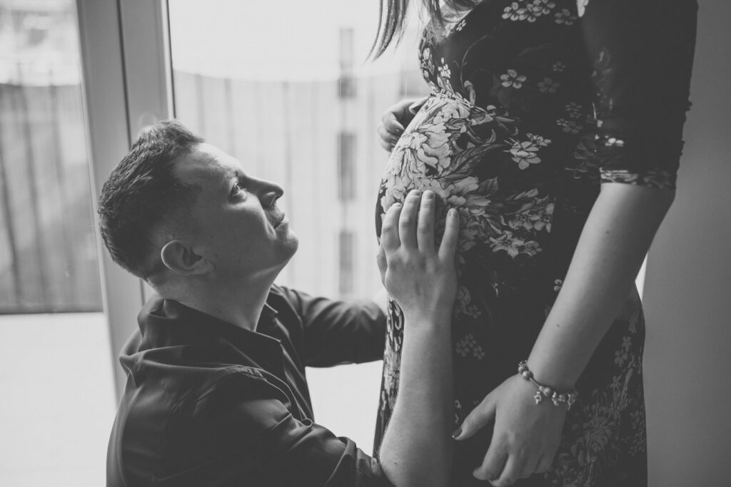 Para podczas domowej sesji ciążowej w Trójmieście.