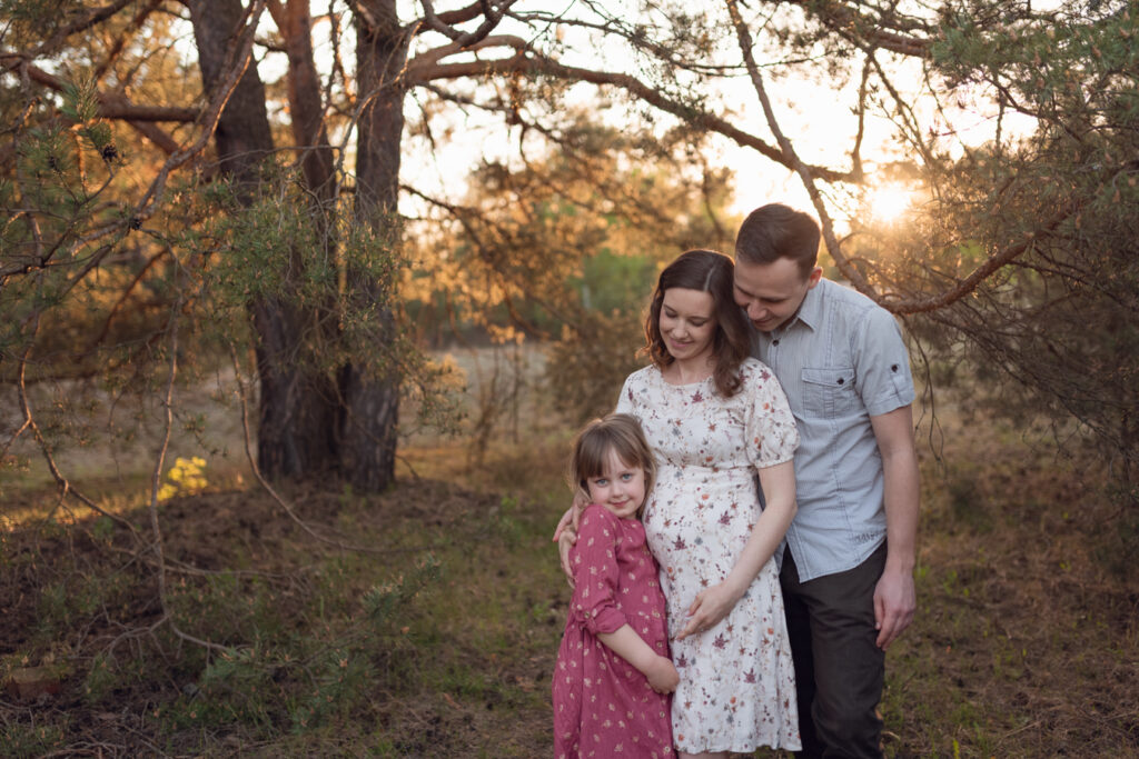 Celebracja czasu podczas rodzinnej sesji ciążowe.