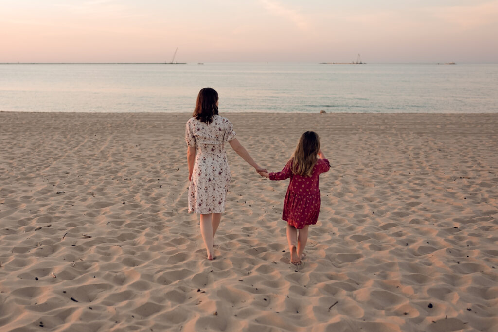 Mama i córka idą w kierunku morza.