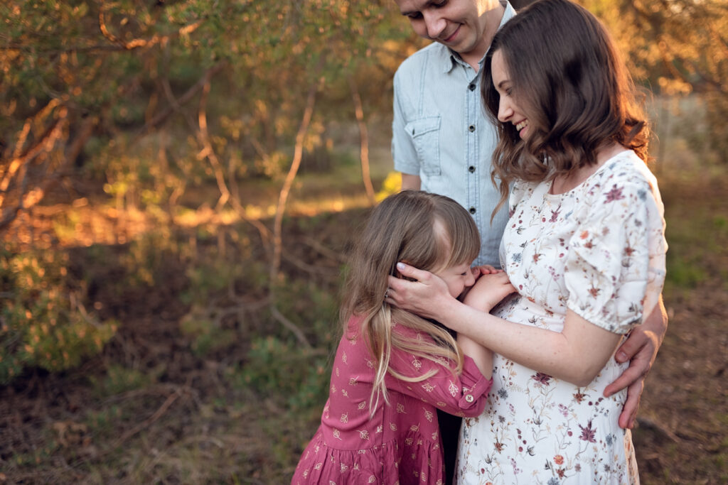 Nieopisana radość z nadchodzących zmian zachowana na zawsze podczas rodzinnej sesji ciążowej. 