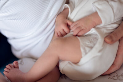 Rączki i stópki noworodka w trakcie rodzinnych zdjęć w domu w Sopocie