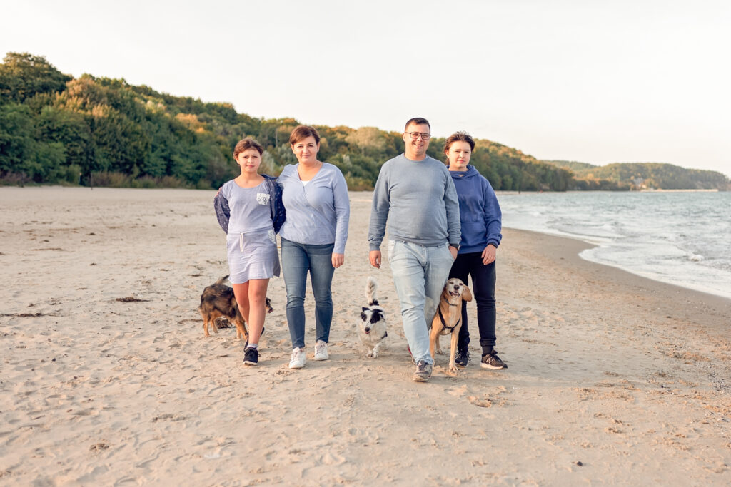 Rodzinne zdjęcie, sesja zdjęciowa na plaży z psami, Trójmiasto Gdańsk Gdynia Sopot