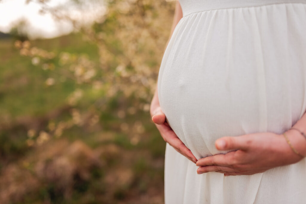 Plenerowa sesja ciążowa w Gdyni - bliskość natury i oczekiwanie na narodziny dziecka