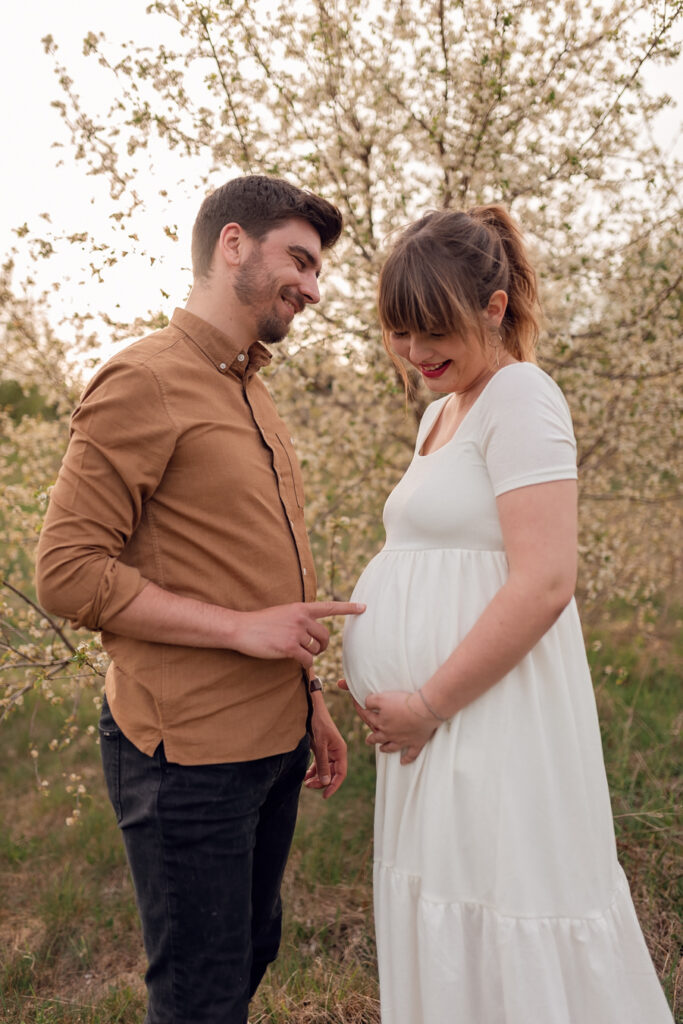Sesja fotograficzna ciążowa na łące w Trójmieście - radość oczekiwania na dziecko