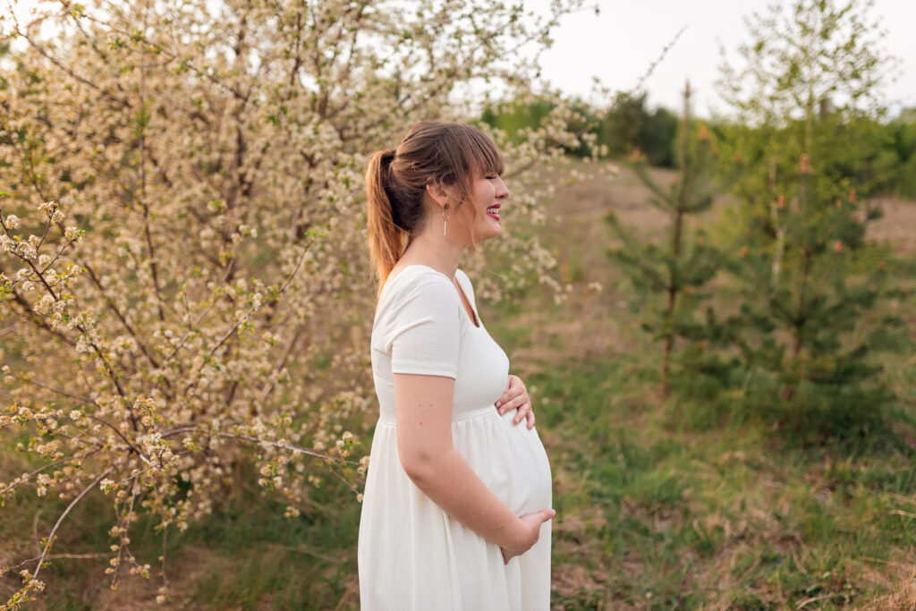 Sesja ciążowa w plenerze - piękno przyrody i cudowne emocje