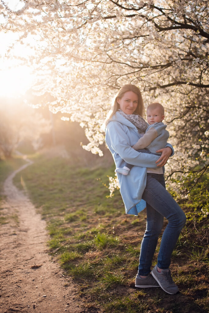 Młoda rodzina wspólnie spędza czas na świeżym powietrzu, ciesząc się pięknem wiosny w Gdyni.