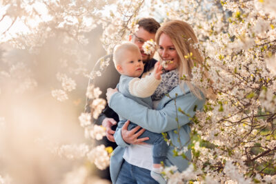Cała rodzina cieszy się wiosennym dniem w parku w Gdyni - naturalna fotografia rodzinna