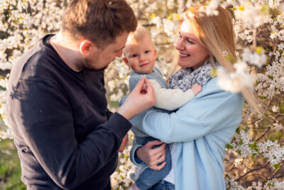 Tata, mama i ich roczny syn cieszą się wspólnym czasem w parku - profesjonalna sesja zdjęciowa w Gdyni.