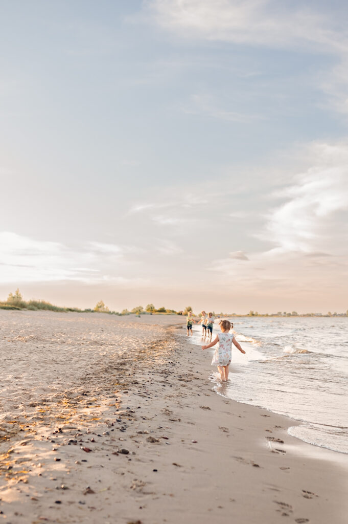 Sesja rodziny wielodzietnej na plaży z piaskiem i morzem w tle - zachód słońca nad Bałtykiem