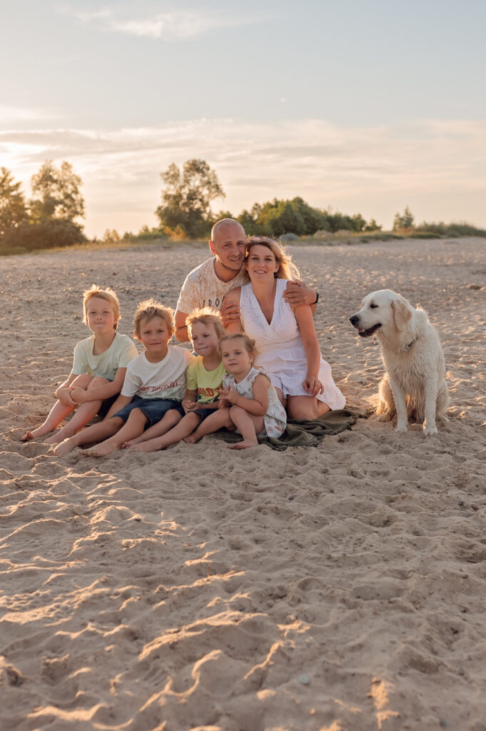 Szczęśliwa rodzina podczas sesji fotograficznej na plaży w Gdyni